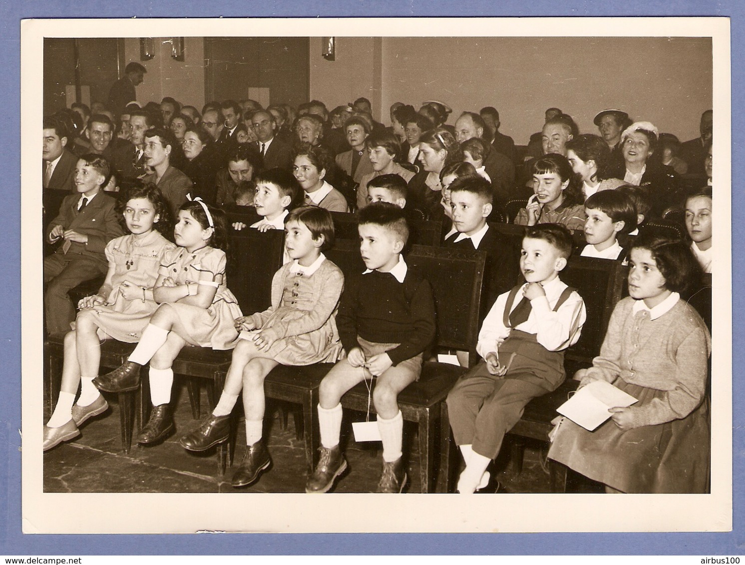 PHOTO 1956 STUDIO GASTON ROCHETTE PARIS 13 X 18 Cm - PETITS GARCONS Et PETITES FILLES ASSIS QUI REGARDENT UN SPECTACLE - Persone Anonimi