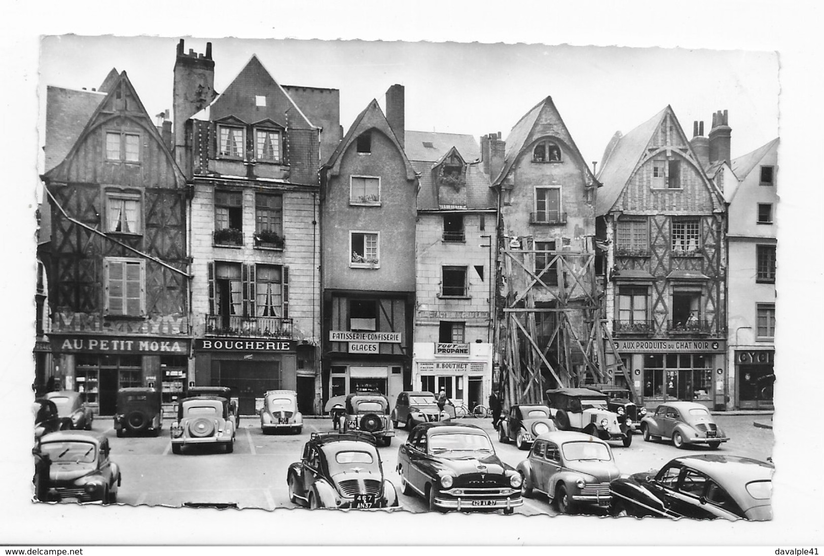 37  TOURS  PLACE  PLUMEREAU  AVANT 1958  VOITURES  BOUCHERIE PATISSERIE TRES BON ETAT   2 SCANS - Tours