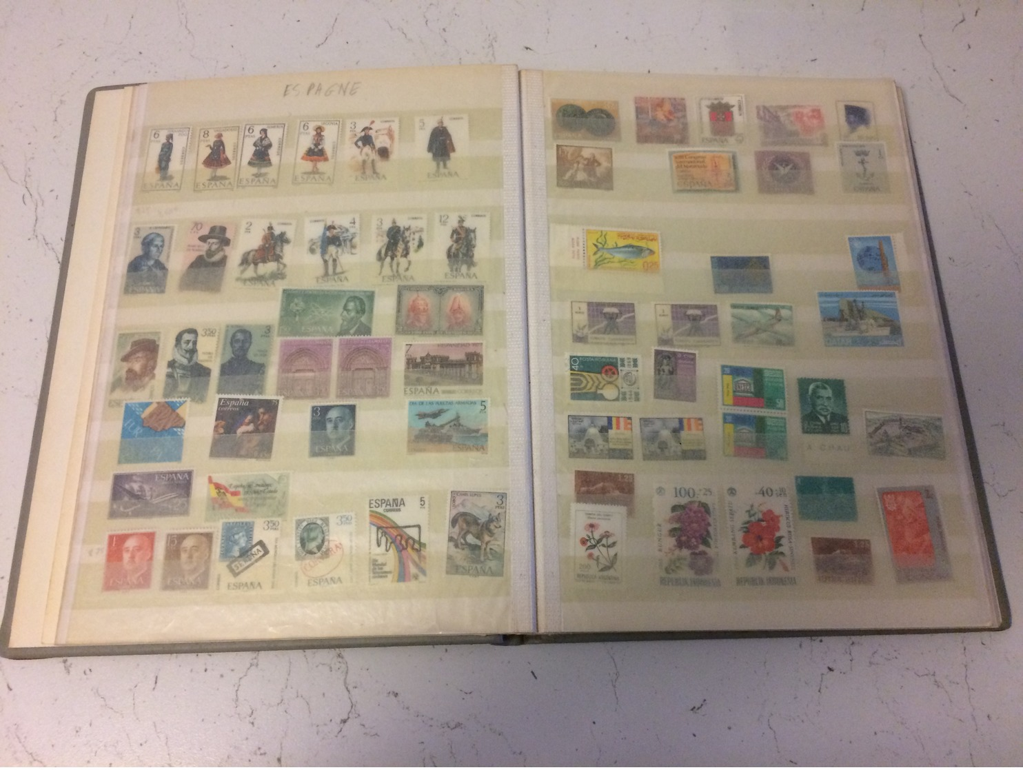 Album timbres neufs, différent Pays du Monde   (voir photos pays inscrit)(dernière photos timbres oblitéré Portugal)