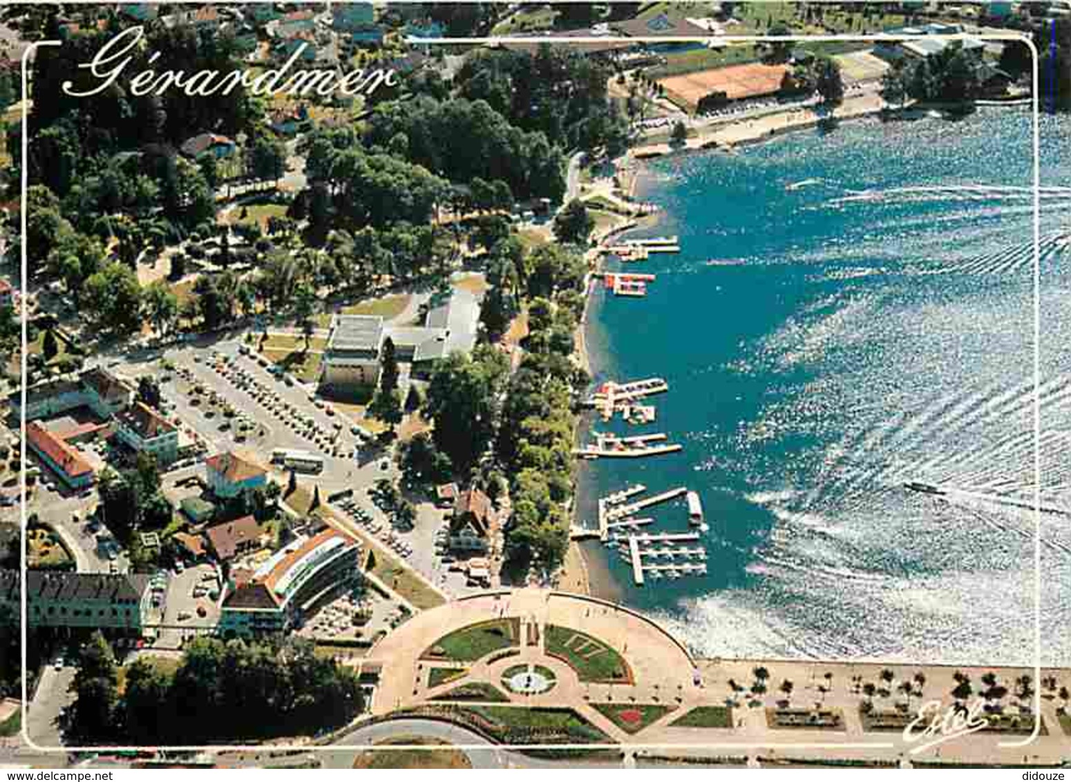 88 - Gérardmer - Vue Aérienne De La Ville Et De L'Esplanade Du Lac - Voir Scans Recto-Verso - Gerardmer