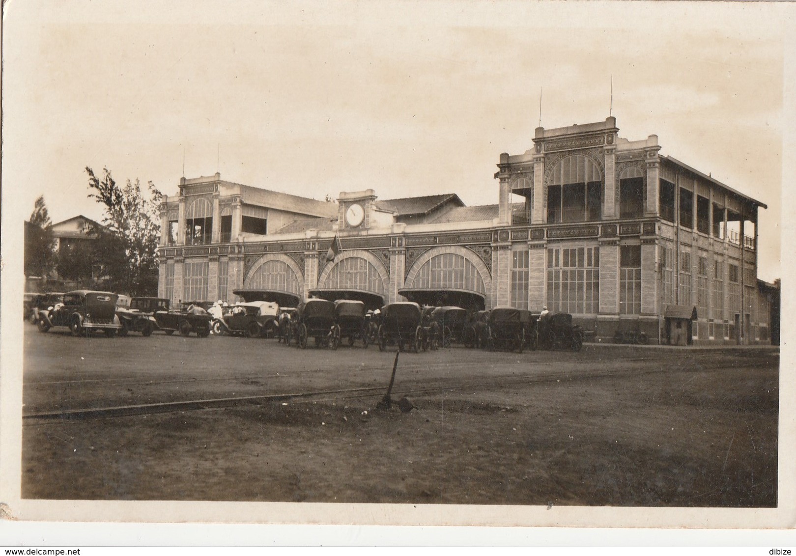 Carte Postale. Sénégal. Dakar. La Gare. Vieilles Voitures. Etat Moyen. - Stations - Zonder Treinen