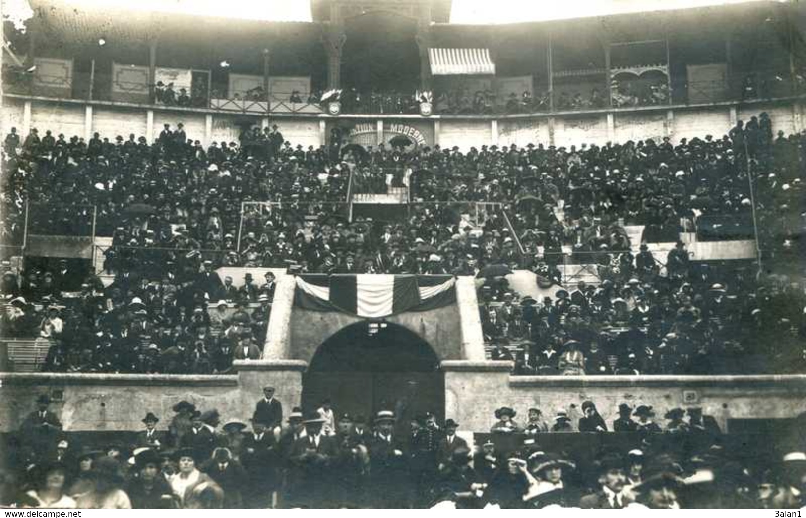 BEZIERS = Carte Photo Théatre Des Arènes : Intérieur , Spectateurs.  1259 - Beziers