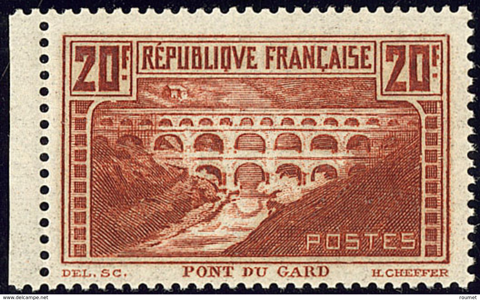 ** Pont Du Gard. No 262, Petit Bdf, Gomme Légèrement Marbrée Mais TB - Autres & Non Classés