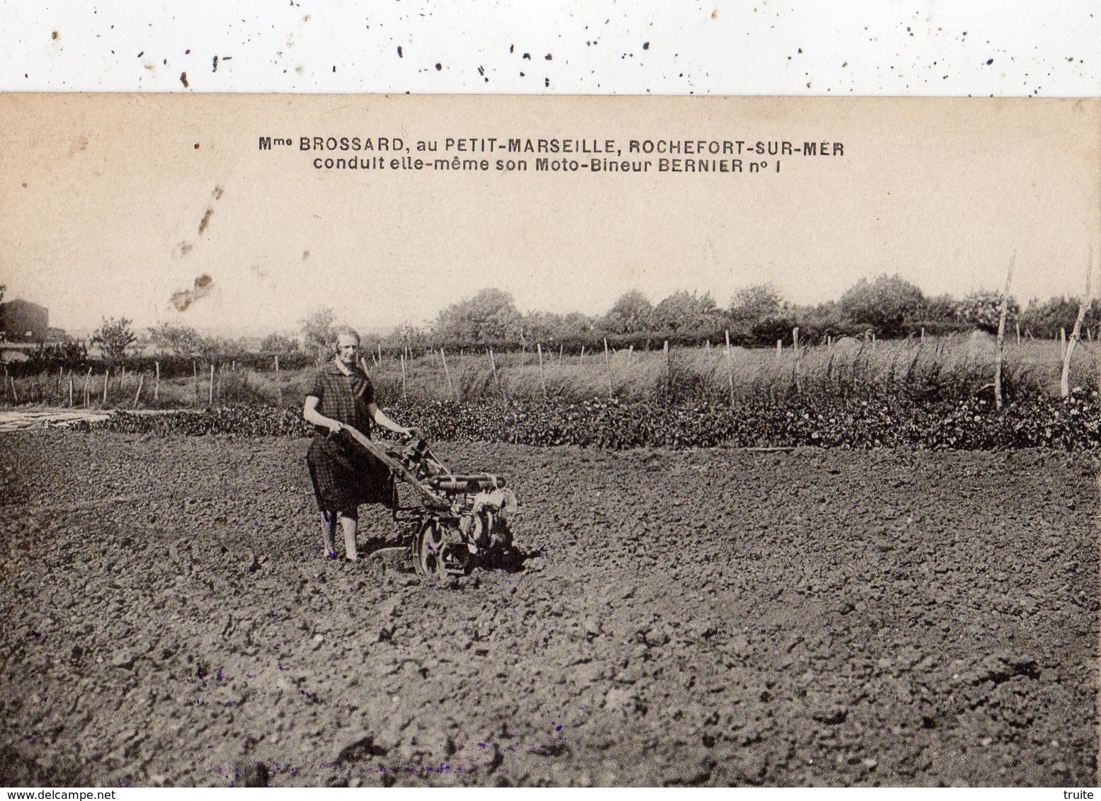 MME BROSSARD AU PETIT-MARSEILLE ROCHEFORT-SUR-MER CONDUIT ELLE-MEME SON MOTO-BINEUR BERNIER NUMERO 1 - Rochefort