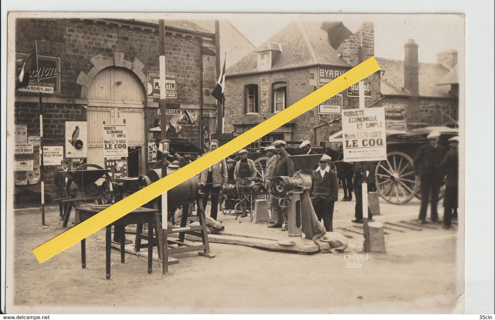 DUCEY - Photo Originale D'une Présentation De Matériel Agricole Sur La Place Derrière L'Hôtel De Ville ( 11,5 X 17,5 ). - Lieux