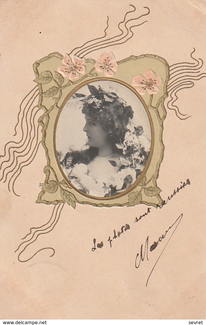 Superbe Carte Gaufrée.  Portrait De Femme Dans Un Médaillon - Femmes