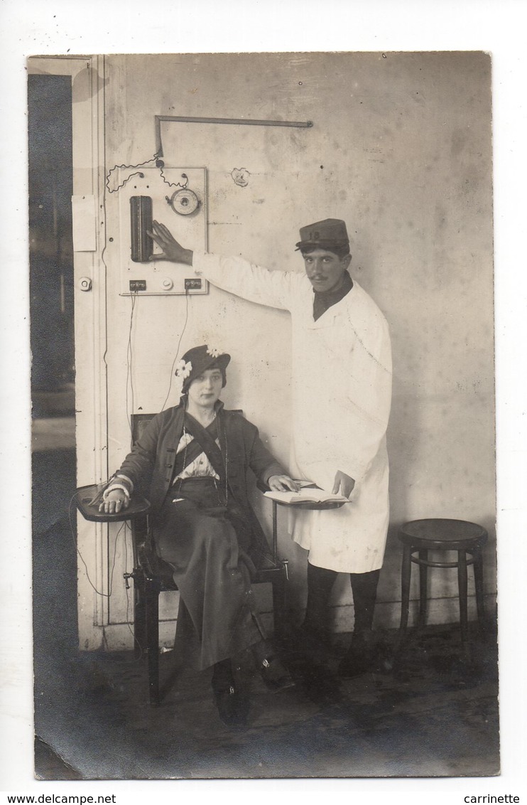 LA ROCHELLE - 17 - CARTE PHOTO - Militaire Du 18ème Et Jeune Femme (Photo Godefroy) - La Rochelle