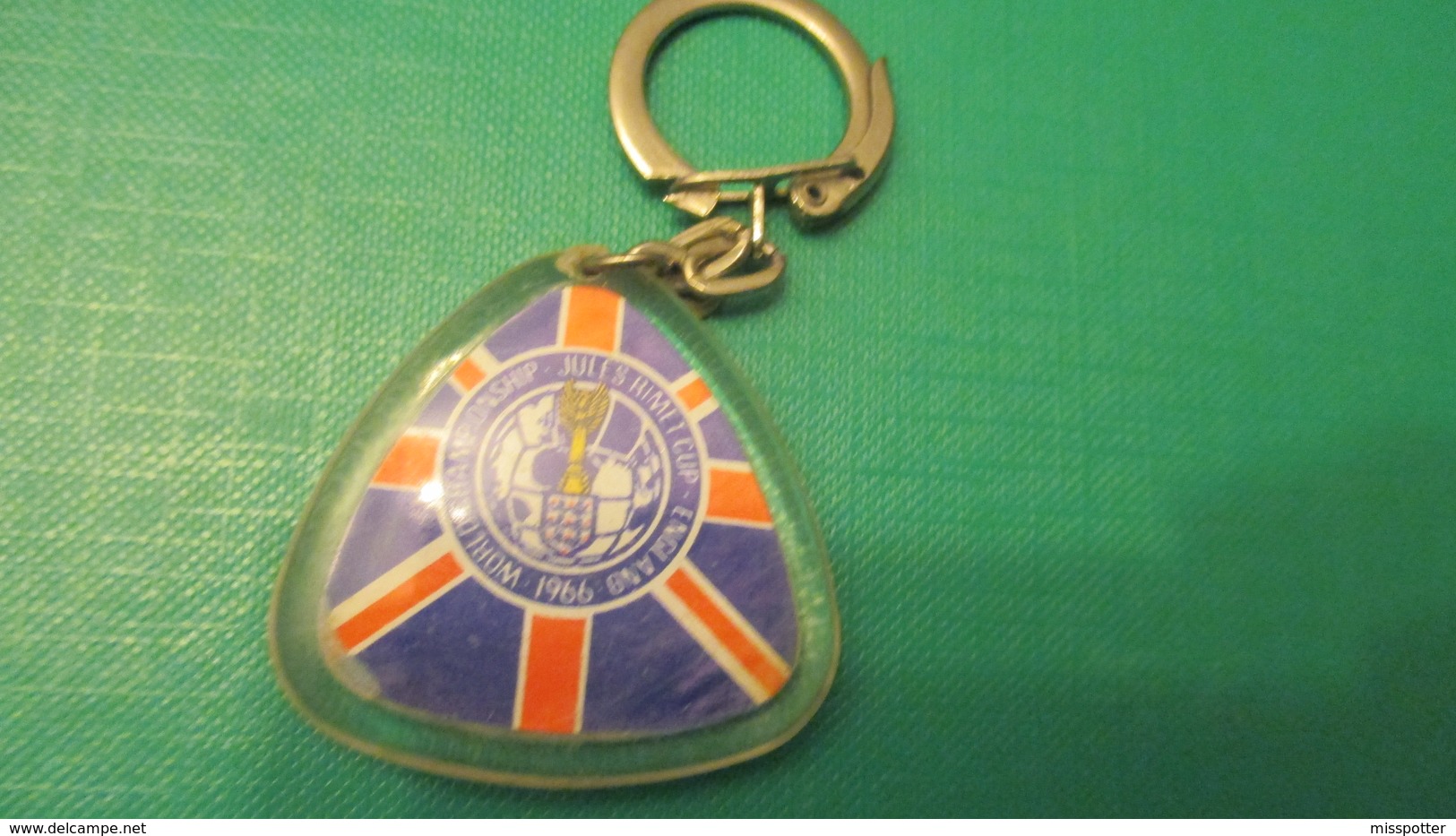 Porte Clé Vintage Willie Coupe Du Monde De Football 1966 Jules Rimet - Key-rings