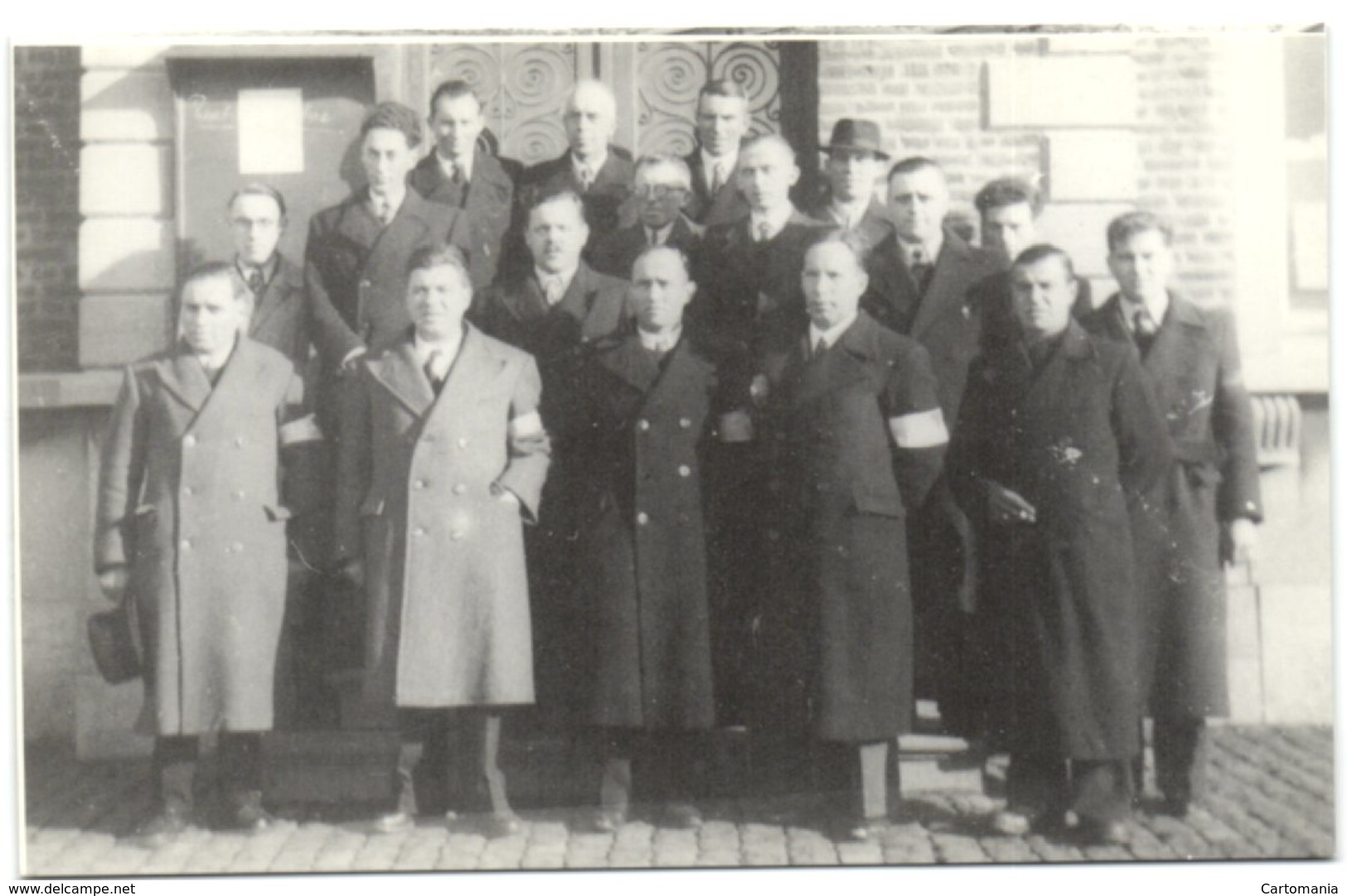 Ecaussinnes Et Son Passé - Une Partie Des Membres De L'Armée Secrète De Marche-lez-Ecaussinnes En 1946 Devant La Maison - Ecaussinnes