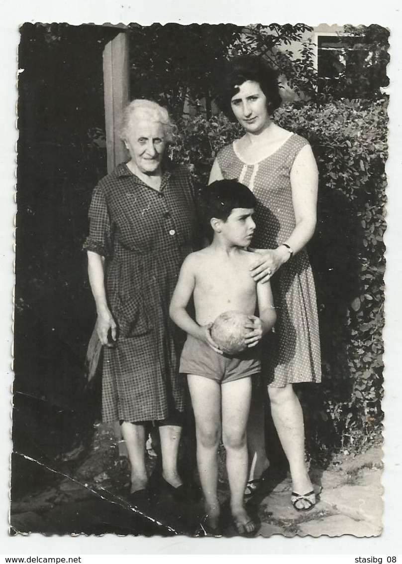 Women And Boy With Ball Pose For Photo   M836-292 - Persone Anonimi