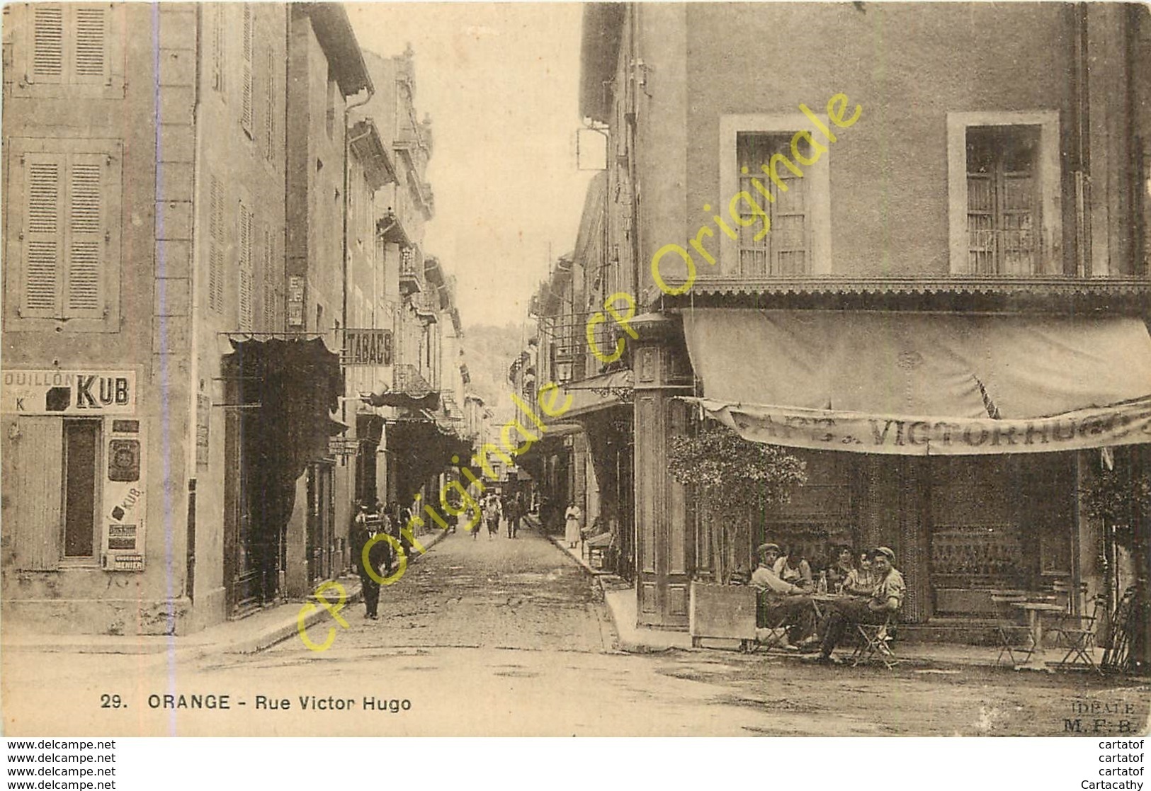 84.  ORANGE .  Rue Victor Hugo .  CPA Animée  ( Devant Café Victor Hugo ) . - Orange