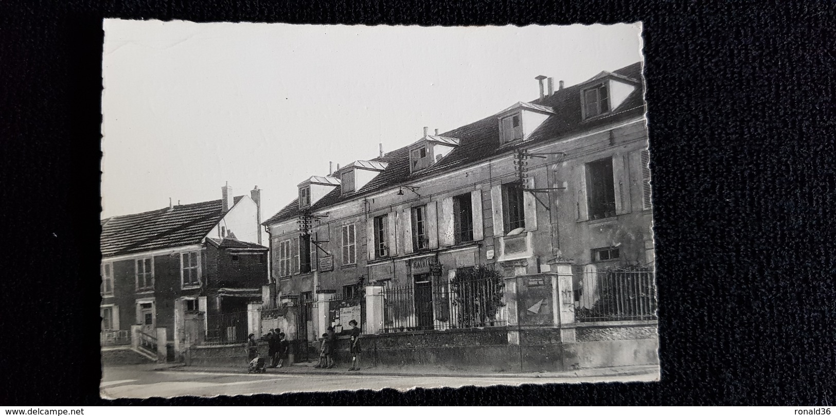 Cp 78 Yvelines LES LOGES En JOSAS La Mairie ( Batiment Habitation Enfant Jeu élève Affiches Panneau Grande Rue   ) - Altri & Non Classificati