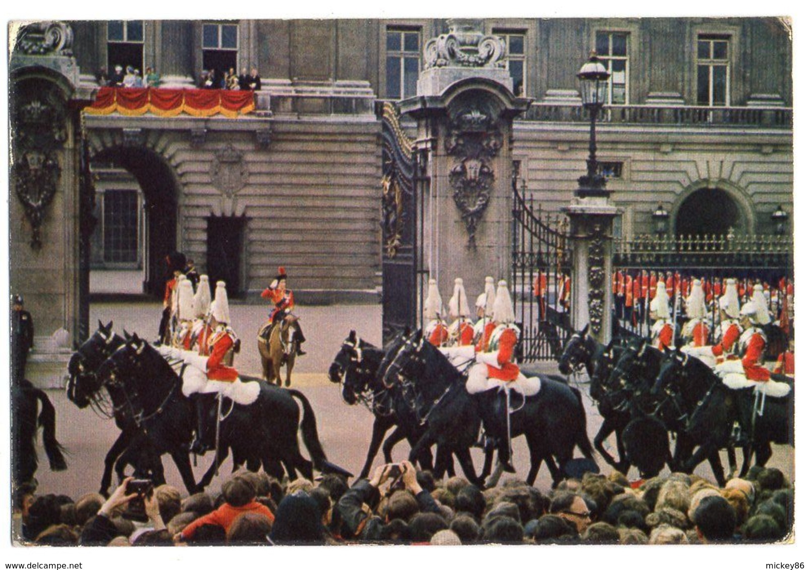 U-K -- LONDON --1971-- The Life Guards Riding  Past H.M  The Queen --(animée, Chevaux ).....timbre..cachet......à Saisir - Buckingham Palace
