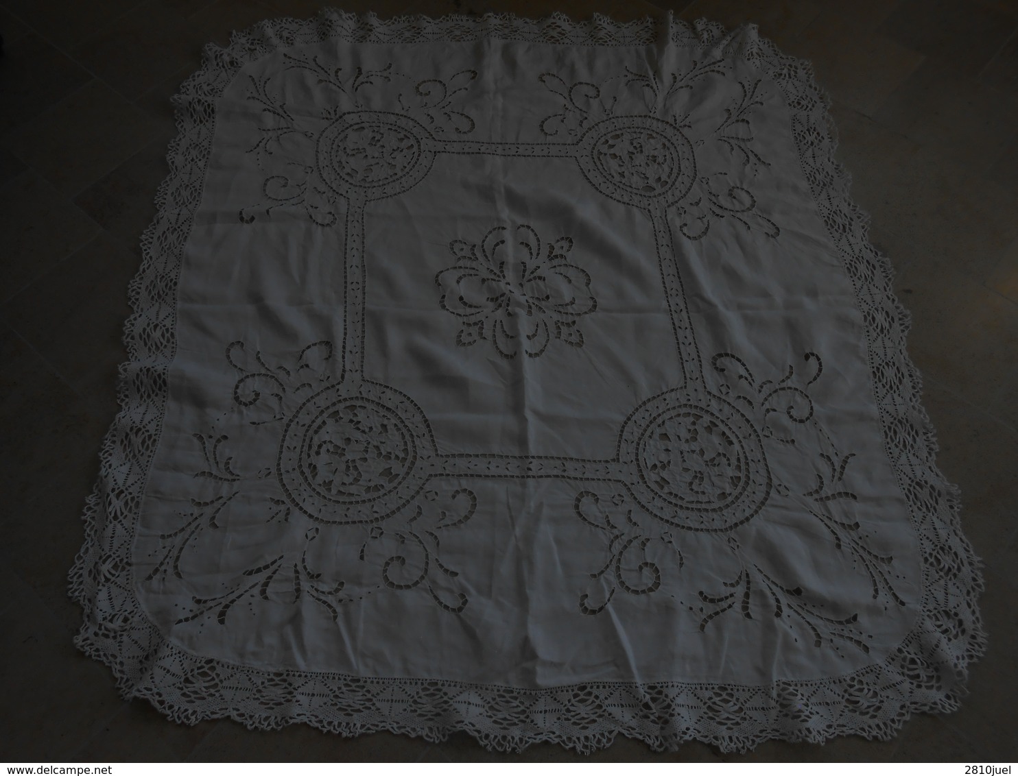 Nappe Blanche Ancienne Fait Main Ouvragée 120 X 110 Cms - Tapetes