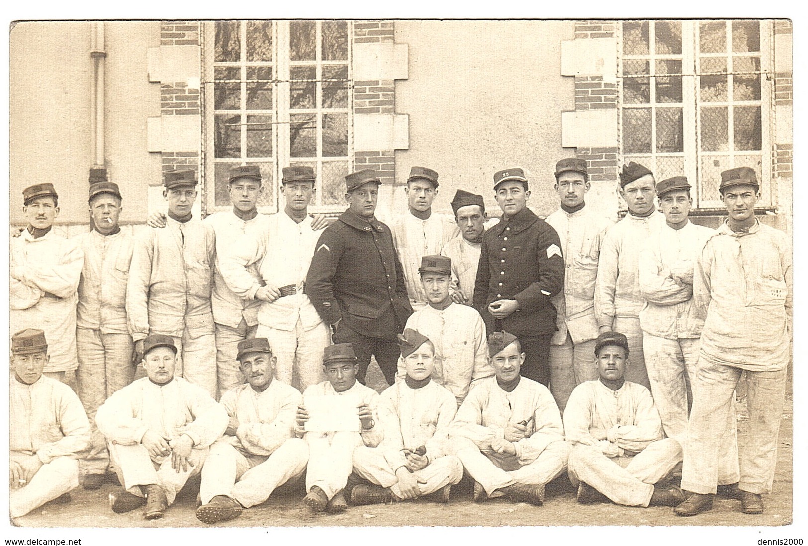 MILITARIA - CARTE PHOTO - GROUPE DE MILITAIRES   (À IDENTIFIER) - Reggimenti