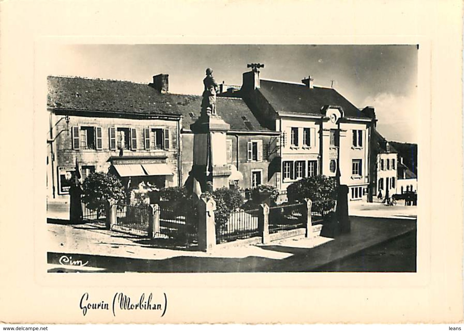 GOURIN - Le Monument Et L'hôtel De Ville - 4-Combier - Gourin