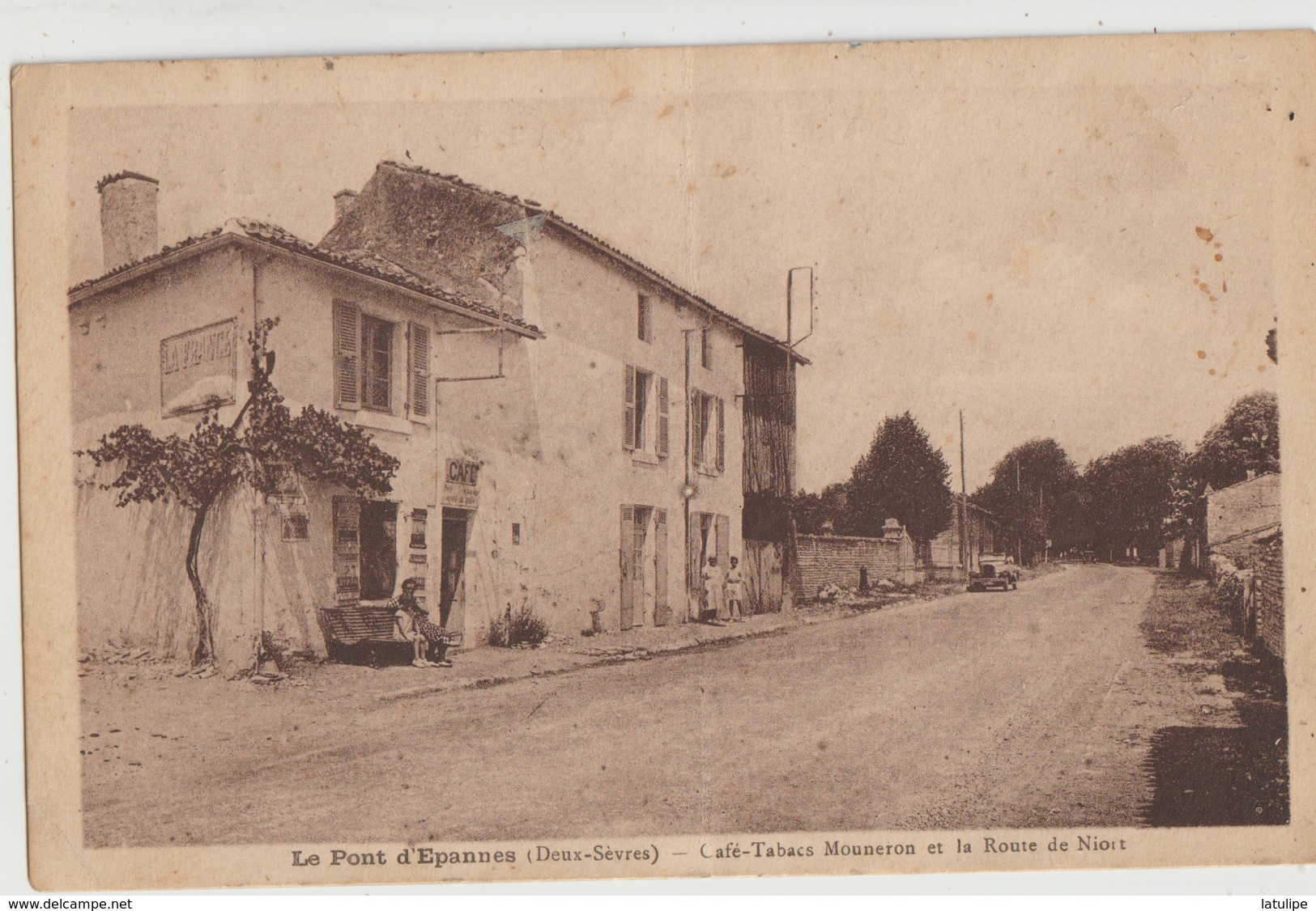 Le Pont D'Epannes  79   La Route De Niort-Voiture Et Café-Tabac Et Trottoir Animé - Autres & Non Classés