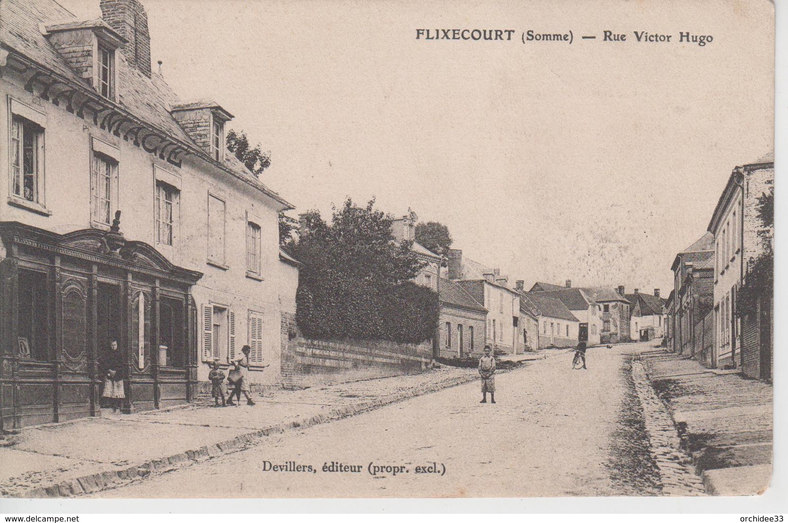 CPA Flixecourt - Rue Victor Hugo (avec Animation Devant Pharmacie) - Flixecourt