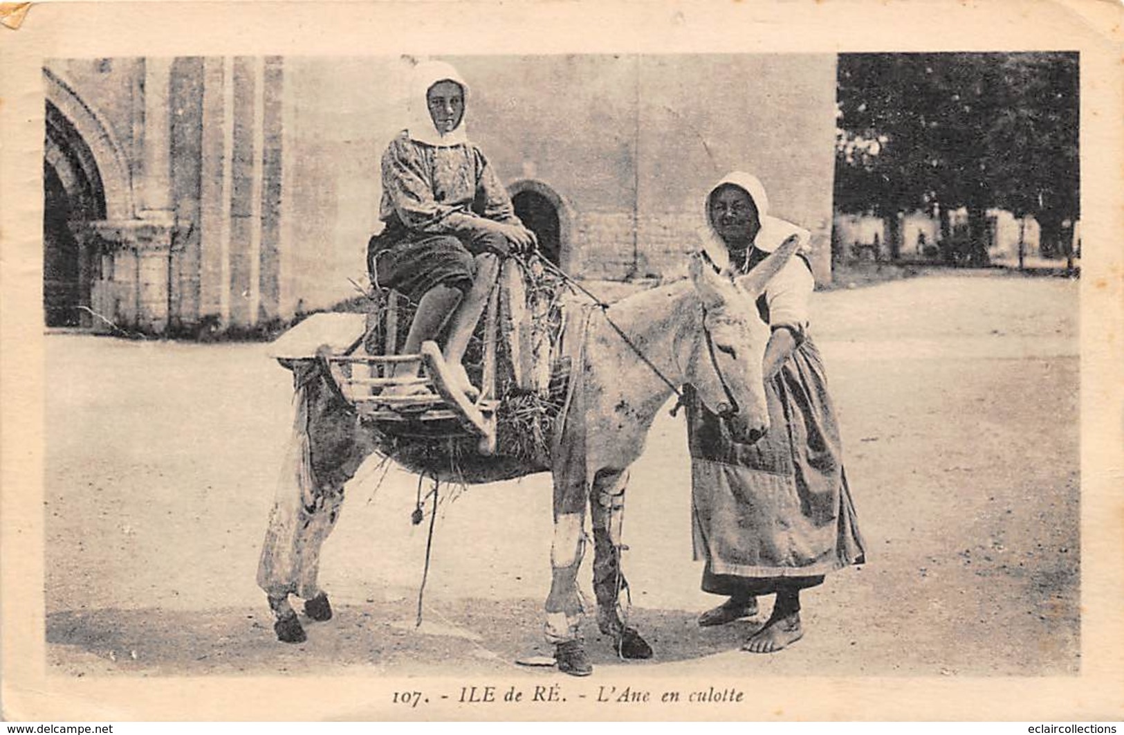 Ile De Ré.    17        St Martin  Femmes Posant Devant Une église. Ane En Culotte            (voir Scan) - Ile De Ré