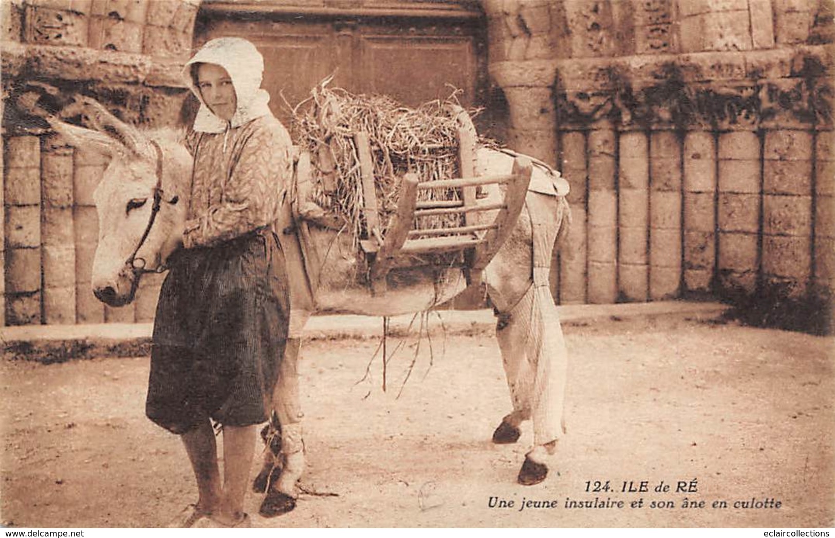 Ile De Ré.    17          Une Jeune Insulaire Et Son Ane En Culotte            (voir Scan) - Ile De Ré