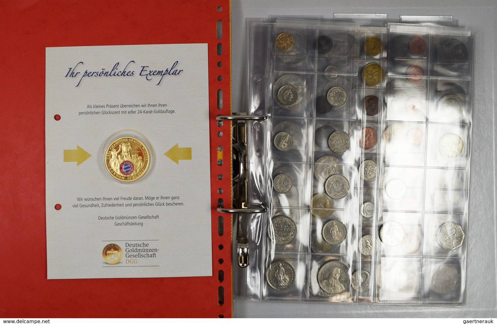 Alle Welt: Ein Leitz Ordner Mit Münzen Aus Der Ganzen Welt, Ergänzt Durch Medaillen, Aktien Und Bank - Autres & Non Classés