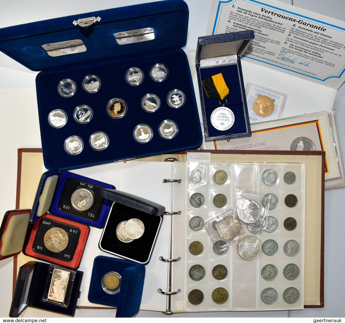 Alle Welt: Ein Münzalbum, Ein Set 125 Jahre Kanada In Proof Qualität Sowie Ein Paar Einzelmünzen Und - Autres & Non Classés