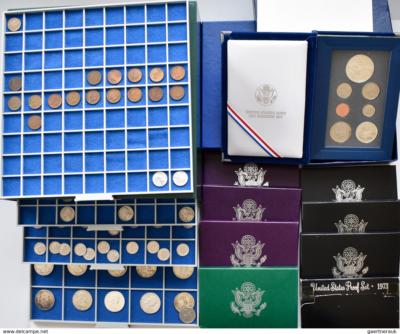 Vereinigte Staaten Von Amerika: Ein Karton Mit Umlaufmünzen, Gedenkmünzen Und Kursmünzensätzen Aus D - Autres & Non Classés