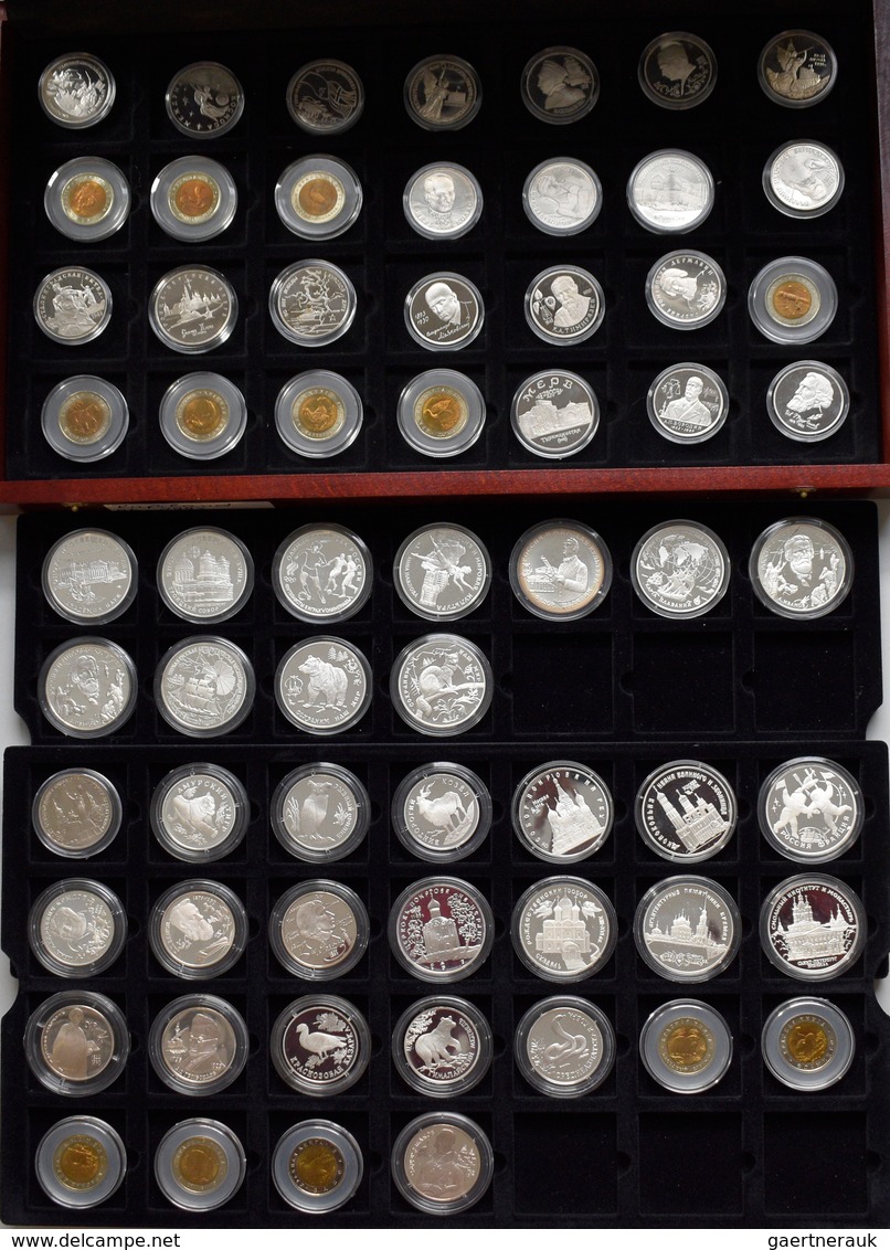 Russland: Über 130 Diverse Gedenkmünzen Aus Russland 1992-1994 In 2 Holzboxen Untergebracht. Dabei A - Russie