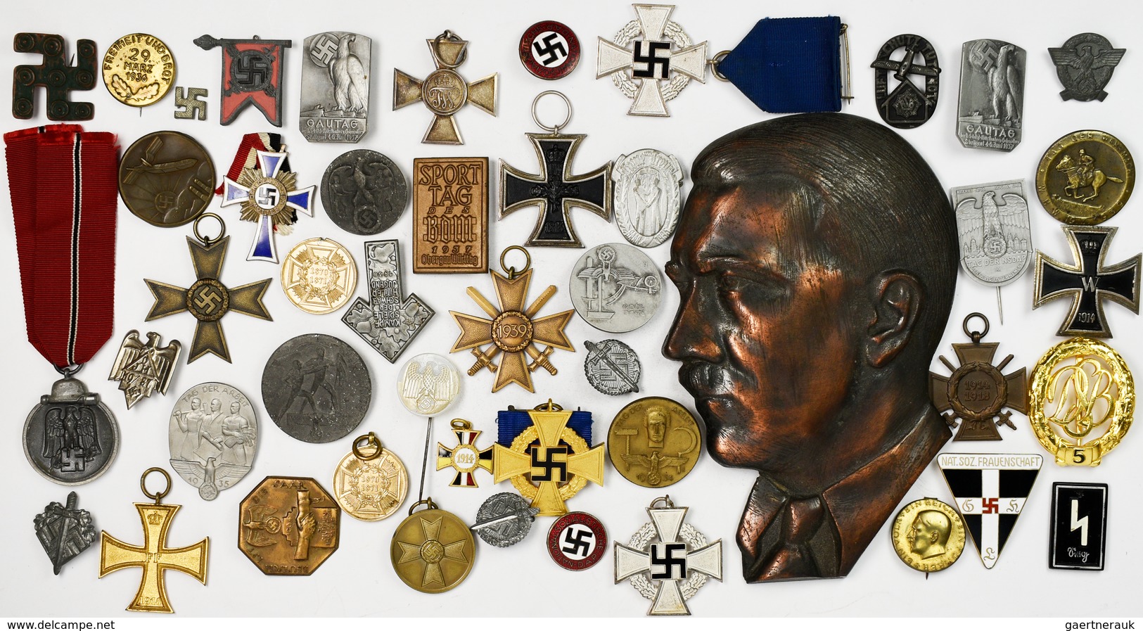 Orden & Ehrenzeichen: Lot Von 46 Orden, Ehrenzeichen Und Plaketten Des 1. Und 2. Weltkrieg. Unbestim - Andere & Zonder Classificatie