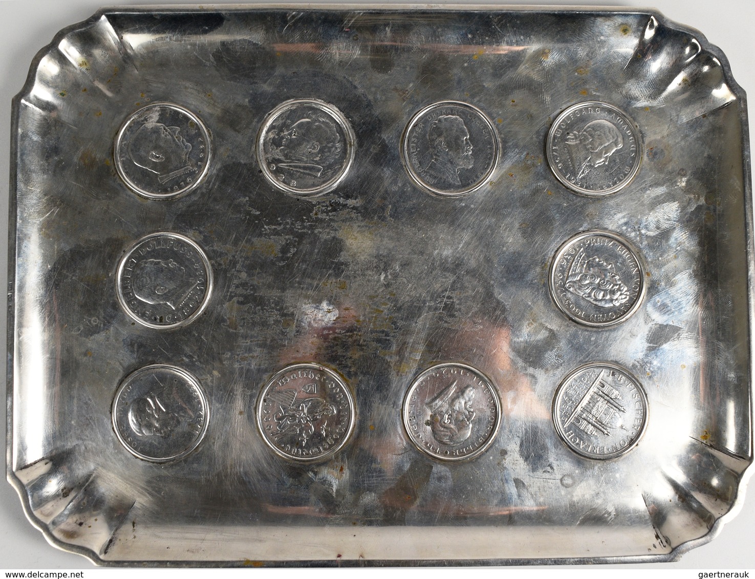 Varia, Sonstiges: Silbernes Tablett (ohne Stempel, Ca. 24 Cm X 18 Cm) Mit Eingearbeiteten 10 Silberm - Other & Unclassified