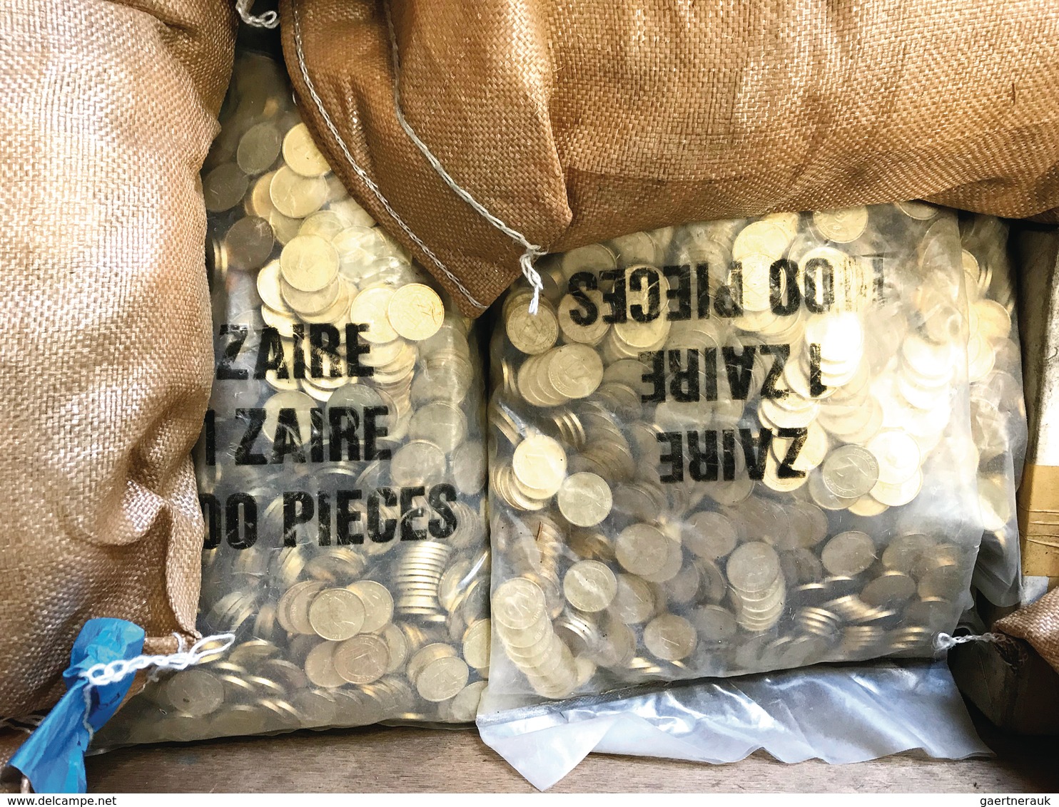 Alle Welt: Lagerräumung: Ca. 23,5 Tonnen - über 10 Millionen Münzen - suchen einen neuen Besitzer. I