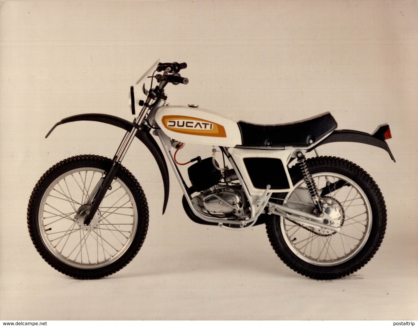 Ducati +-24cm X 17cm  Moto MOTOCROSS MOTORCYCLE Douglas J Jackson Archive Of Motorcycles - Andere & Zonder Classificatie