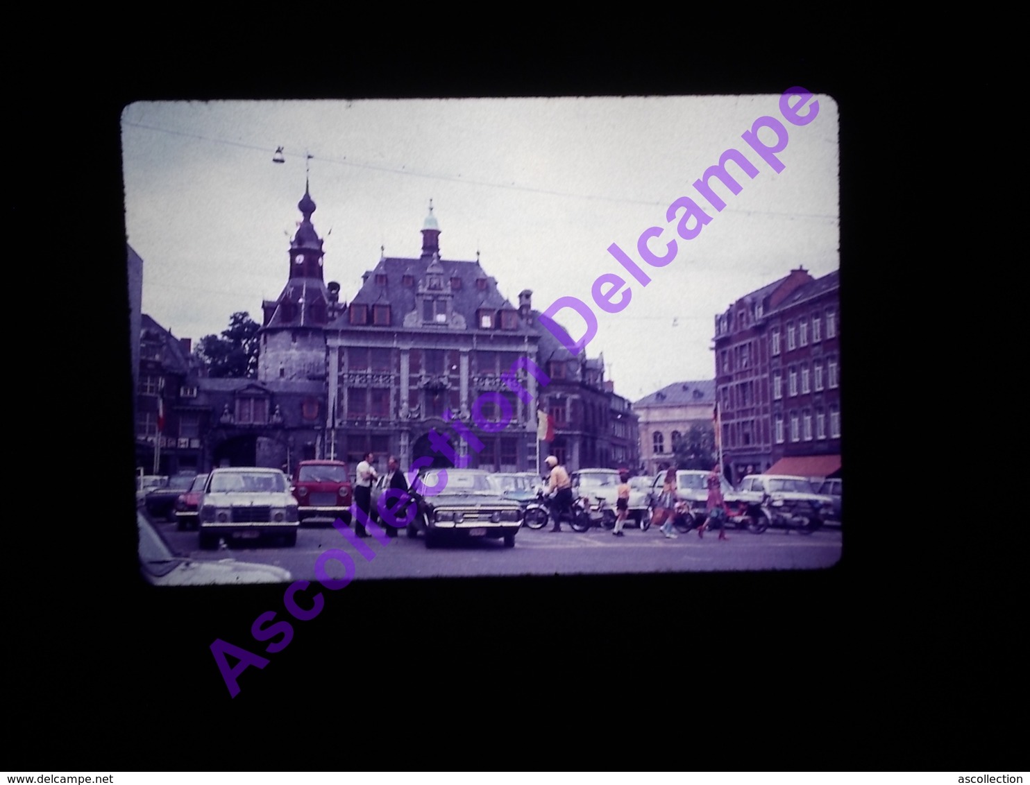 Slide Amateur Diapositive Amateur Belgique,  1972 Namur Parking Mobylettes Mercedes Automobiles - Dias