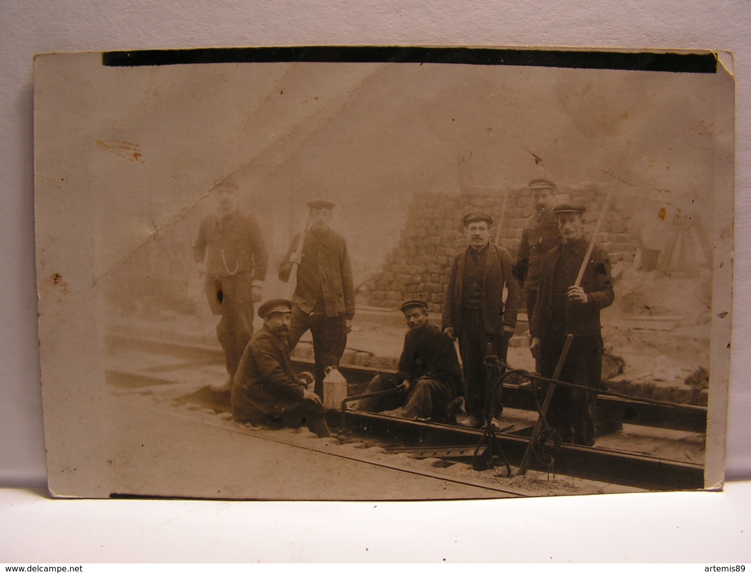 CPA CARTE PHOTO OUVRIERS SUR VOIE FERREE TRAIN GARE SNCF 713 - Otros & Sin Clasificación