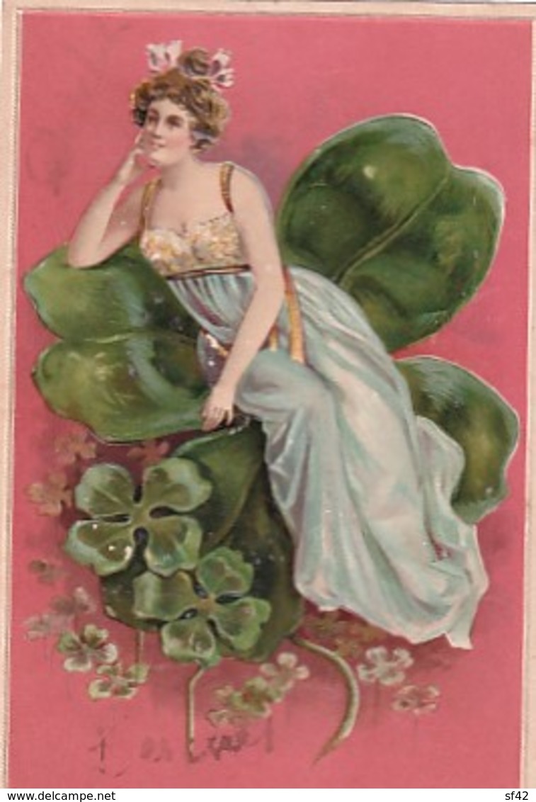 FEMME ASSISE SUR UN TREFLE A 4 FEUILLES       CARTE EN RELIEF - Femmes