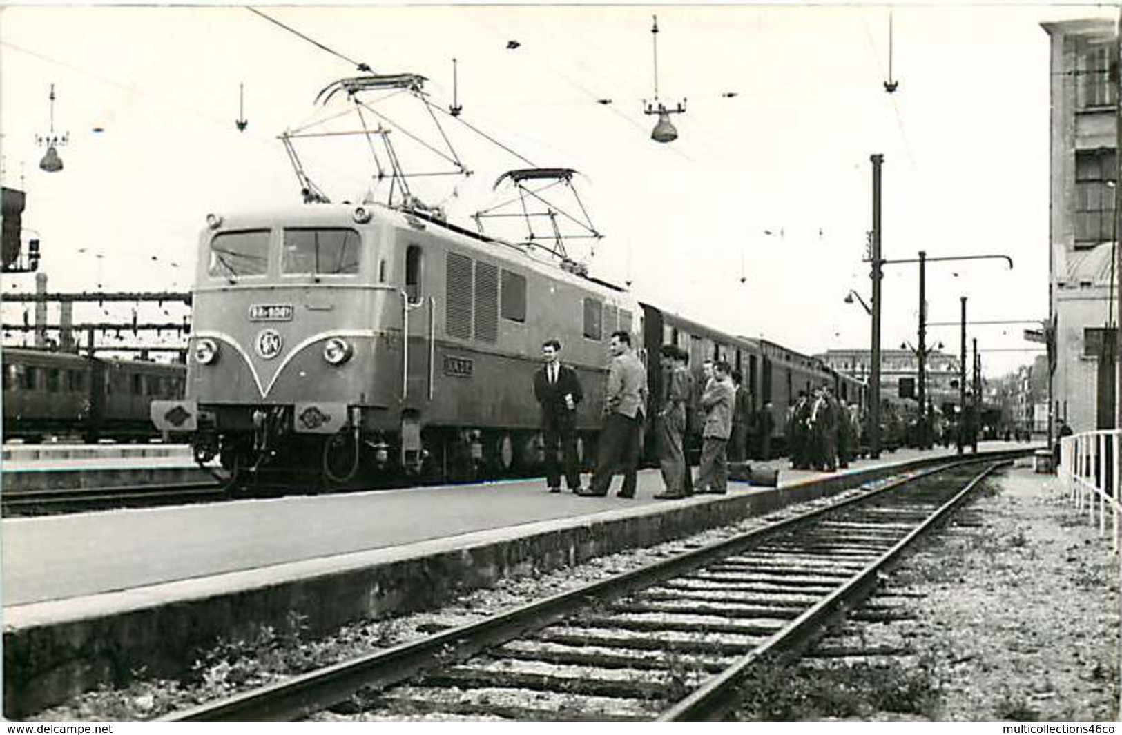 060120B - PHOTO SCHNABEL TRANSPORT TRAIN CHEMIN DE FER - 1953 Loco Train SNCF BB-9001 En Gare De Paris Lyon - Bahnhöfe Mit Zügen
