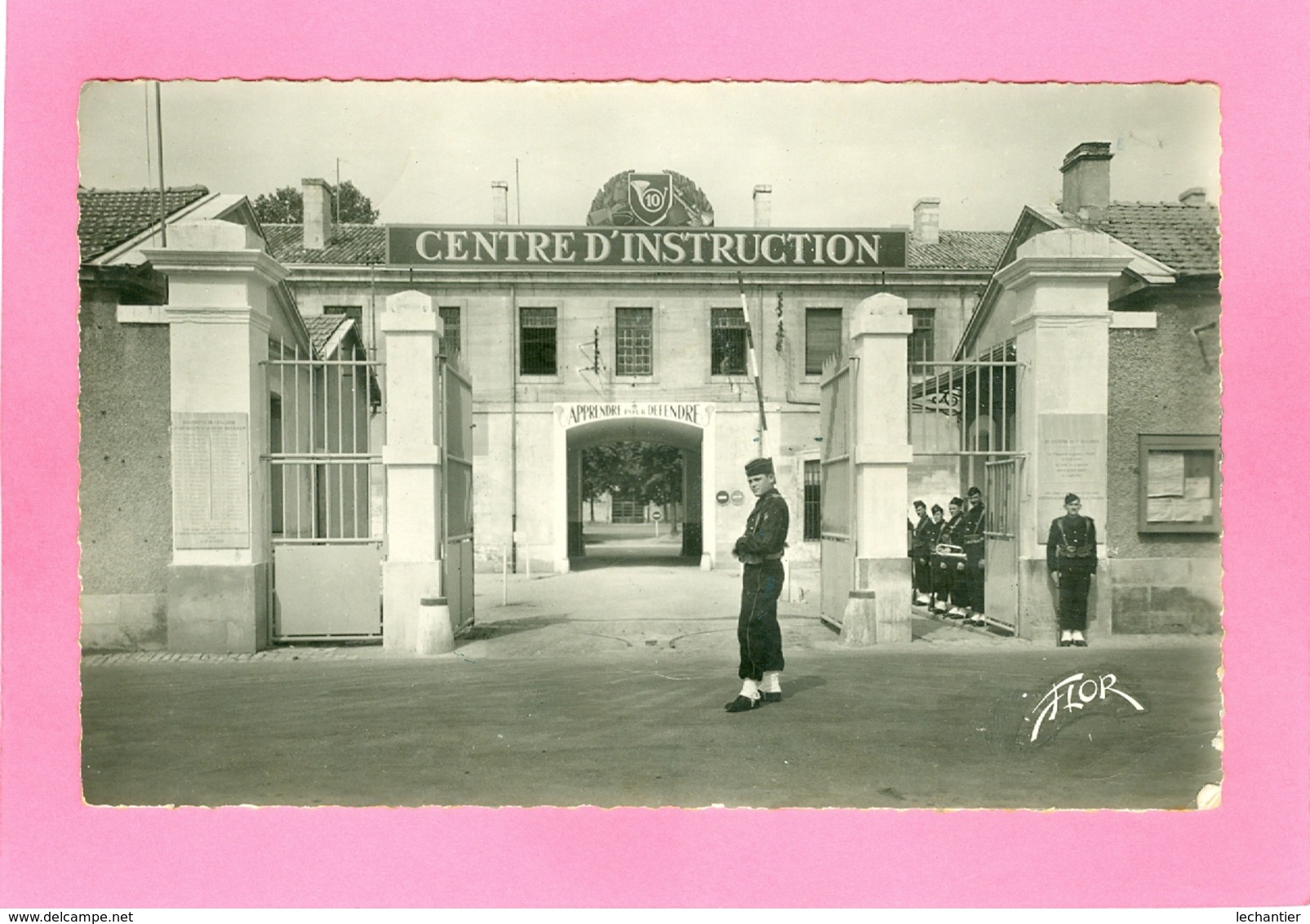 NIORT  -  Entrée De La Caserne Duguesclin. Centre D'instruction, Petite Animation. Années 50 - Niort