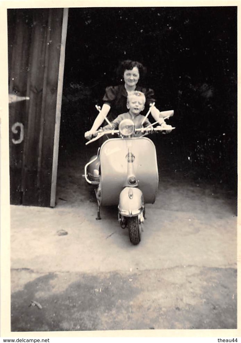 ¤¤  -  Cliché Non Situé  - Une Femme Avec Son Enfant Sur Un Scooter  " VESPA "    -  Voir Description     -   ¤¤ - Motorfietsen