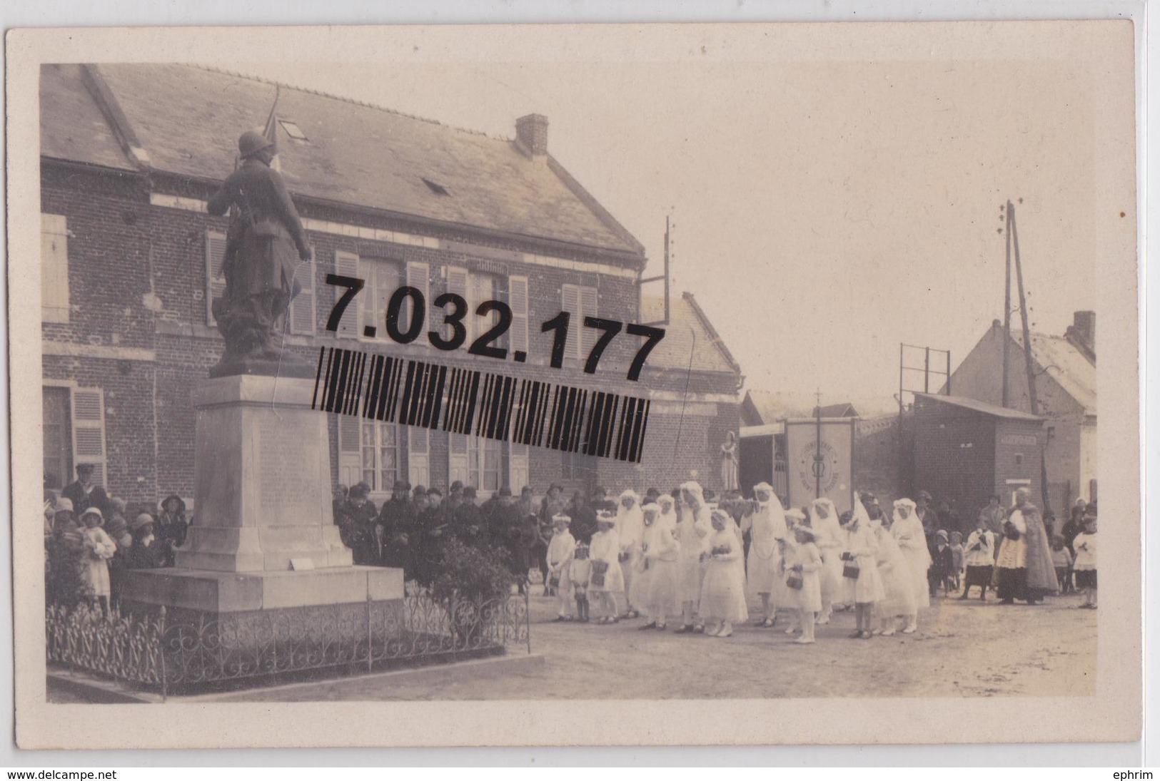 LANDIFAY - Carte-photo D'une Cérémonie Religieuse Devant Le Monument Aux Morts Confrèrie Du Saint-Rosaire - Sonstige & Ohne Zuordnung