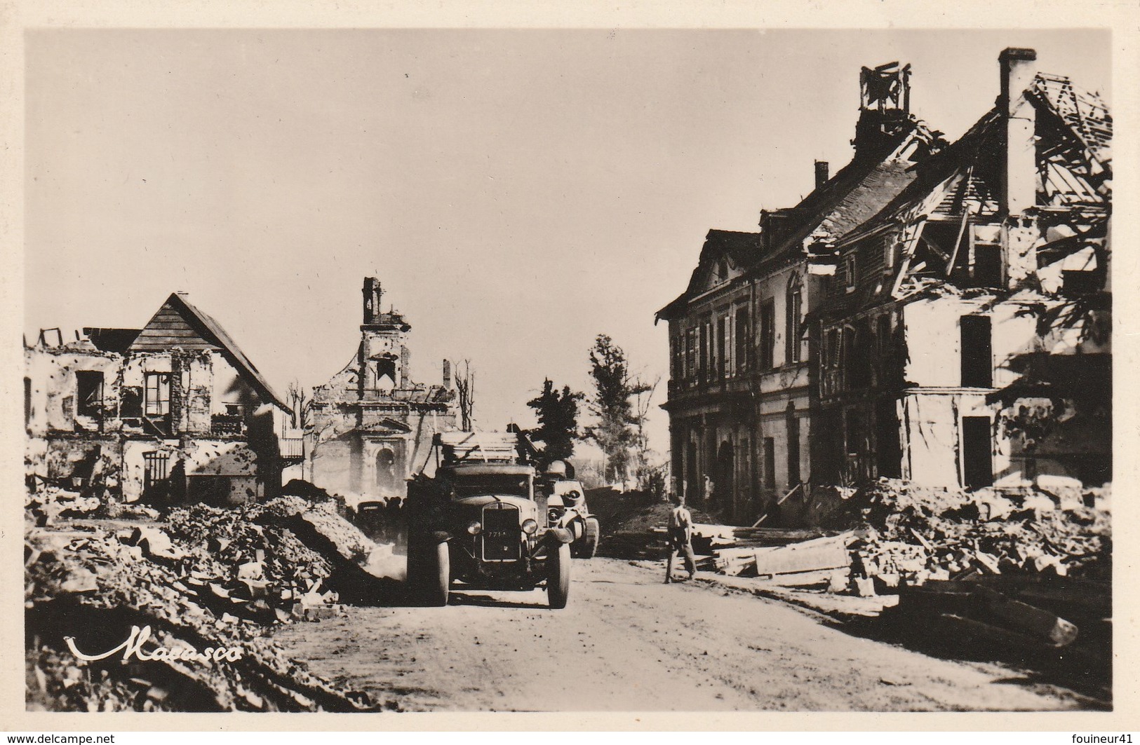 Hatten - Rue Principale Et La Mairie Après La Bataille De 1945 - Autres & Non Classés