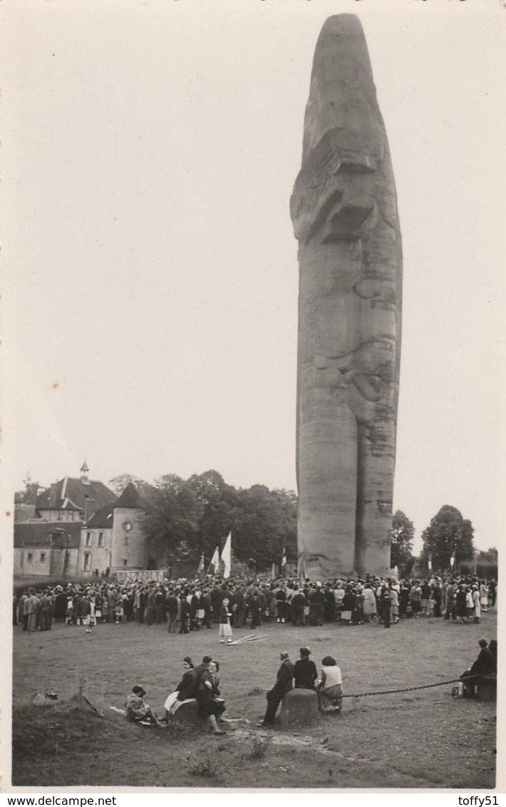 CARTE PHOTO (13x8.5 Cm):FOULE AUTOUR DU MONUMENT " LA CAROTTE" MONDEMENT (51) PHOTO DE ANDRÉ ALIBERT - Autres & Non Classés