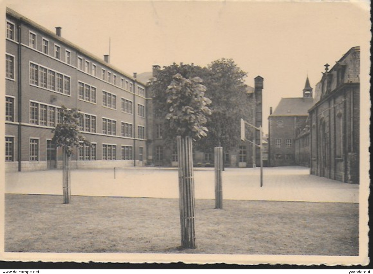 Namur. Collège Saint-Louis. Une Cour De Récréation. Ecole - Namur