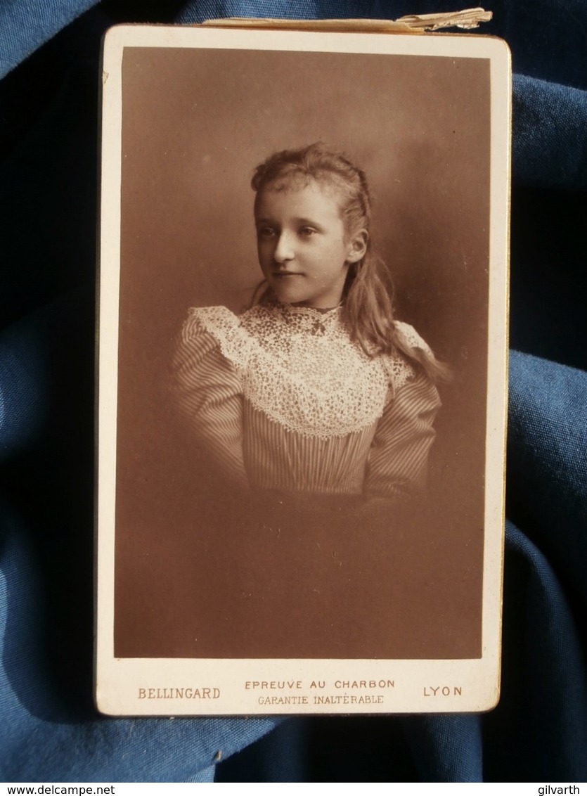 Photo CDV  Bellingard à Lyon  Portrait Fillette Blonde  Grand Col En Guipure De Dentelle  CA 1890 - L481C - Old (before 1900)