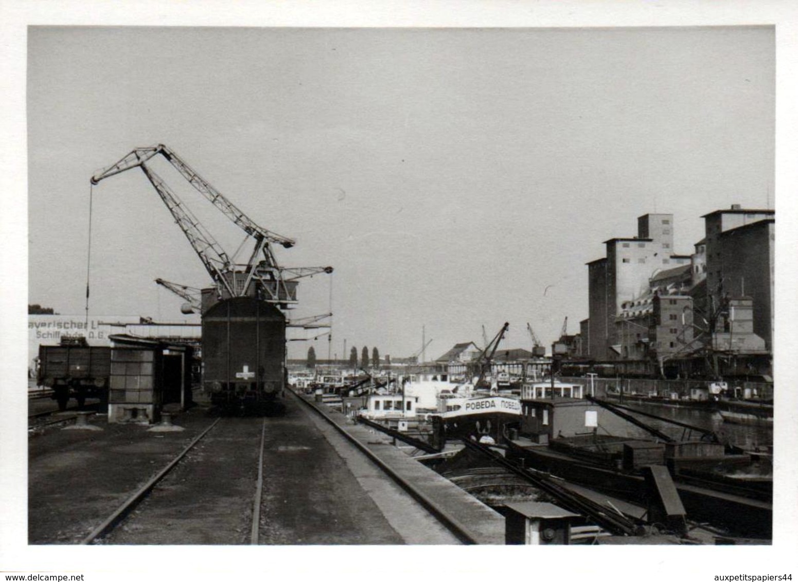 Photo Originale Port Industriel & Péniches Dont POBEDA Au Quai De Déchargement, Grues & Wagons De Trains - Boten