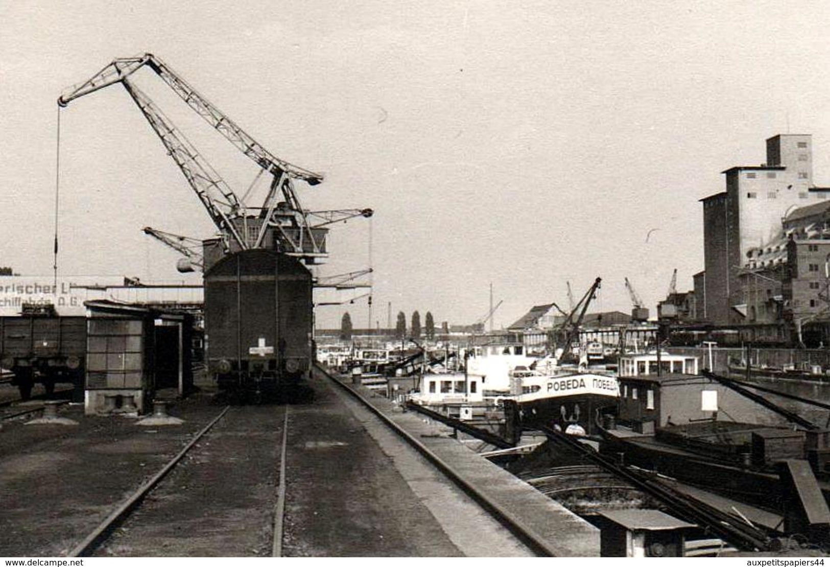 Photo Originale Port Industriel & Péniches Dont POBEDA Au Quai De Déchargement, Grues & Wagons De Trains - Boten