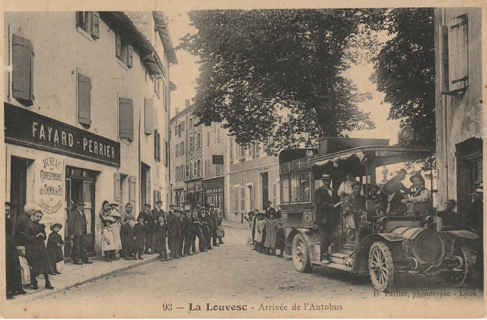 CPA-07-LA LOUVESC-Arrivée De L'autobus-Animée - La Louvesc