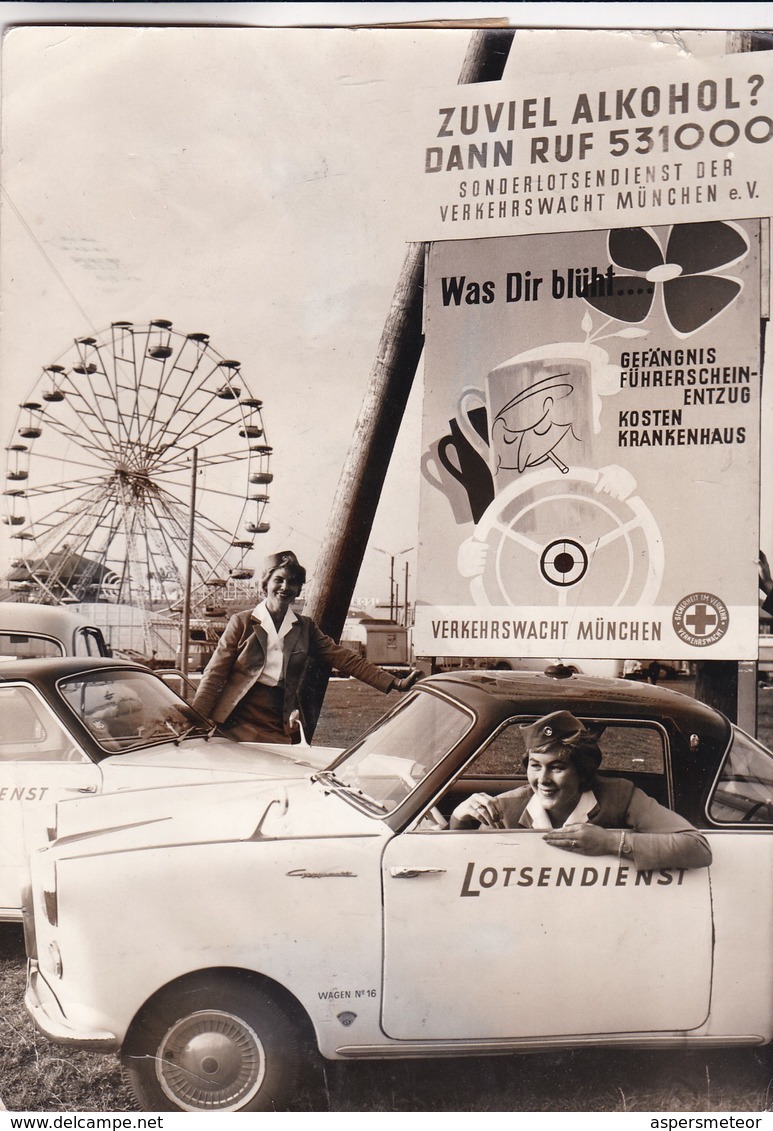 LOTSENDIENST GIRLS IN OKTOBERFEST - MUNICH, GERMANY. YEAR 1969. PHOTO FOTO -LILHU - Métiers