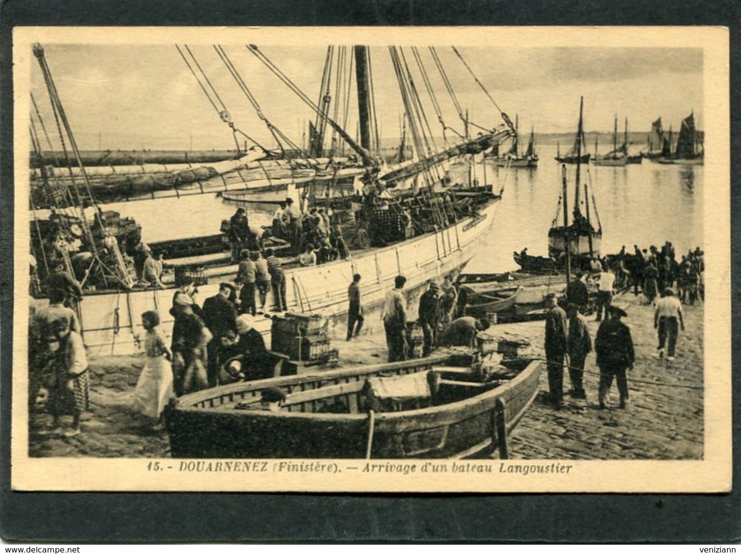 CPA - DOUARNENEZ - Arrivage D'un Bateau Langoustier, Très Animé - Douarnenez