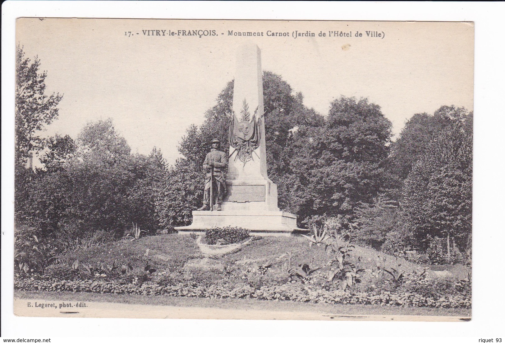 17 - VITRY-le-FRANCOIS -  Monument Carnot (Jardin De L'Hôtel De Ville) - Vitry-le-François