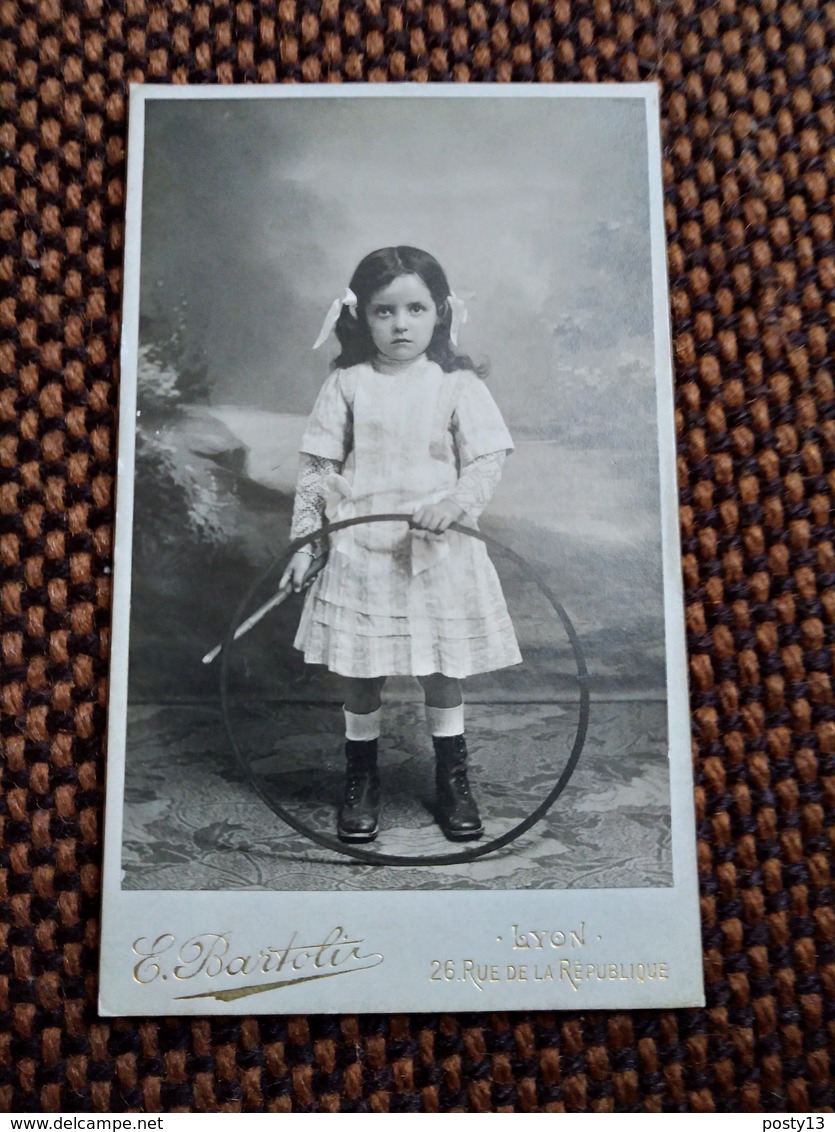 CDV Fillette Avec Cerceau Et Bâton - Photo Bartoli, Lyon - Circa 1880/90 - TBE - Old (before 1900)